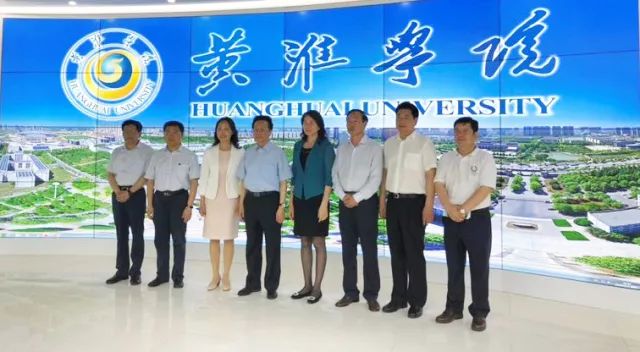 中華職業(yè)教育社理事長陳昌智、河南省副省長霍金花一行參觀展廳